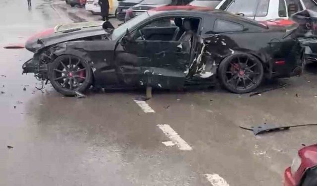 Elazığ'da otomobil park halindeki 4 araca çarptı