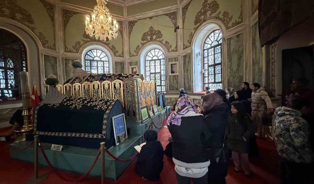 Emirsultan Türbesin'deki sakal-ı şerife ziyaretçi akını