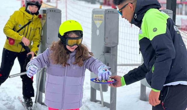 Erciyes'te kayak tutkunlarına bayram şekeri ikram edildi