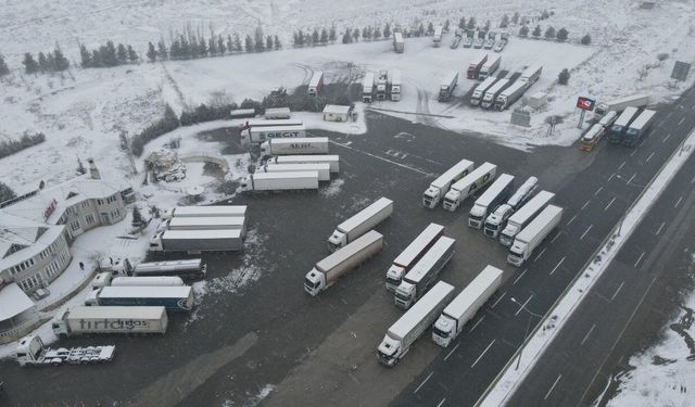 Erzincan'da kar yağışı ulaşımı aksattı