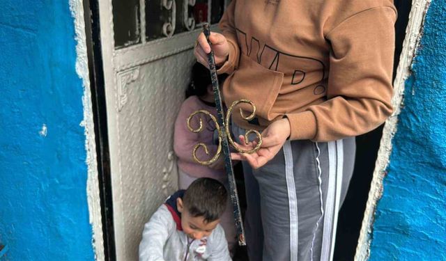 Fatih'te bina çökmesinde patlamanın etkisiyle demir parçaları evlere isabet etti