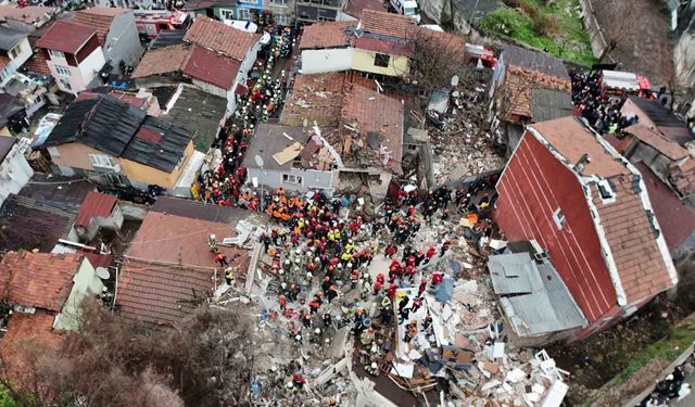 Fatih'te çöken binada 1 kişi daha kurtarıldı