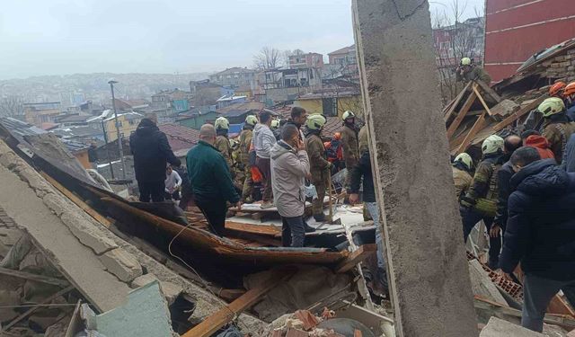 Fatih'te çöken binada enkaz altında kalanların kurtarılma anı kamerada