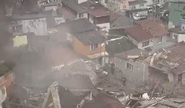 Fatih'te çöken binadan dumanların yükseldiği anlar kameraya yansıdı