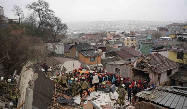 Fatih'te çöken binalarda enkaz altında kalanları kurtarılma çalışması devam ediyor