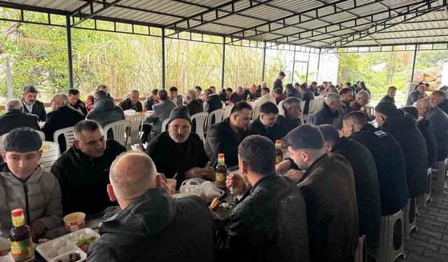 Gelenek sürüyor: Tüm mahalle bir araya gelerek bayramı kutladı