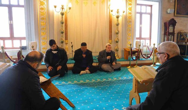 Görme engelli üç hafız Ramazan boyunca mukabele okuyor