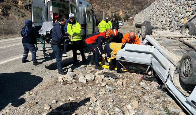 Gümüşhane'de otomobil ters döndü: 2 yaralı