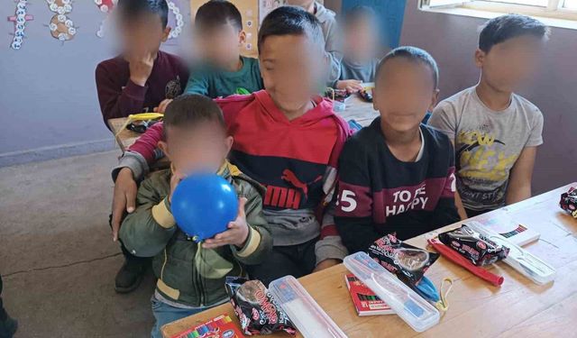 Hayırseverlerden Suvaran köyü öğrencilerine kırtasiye desteği