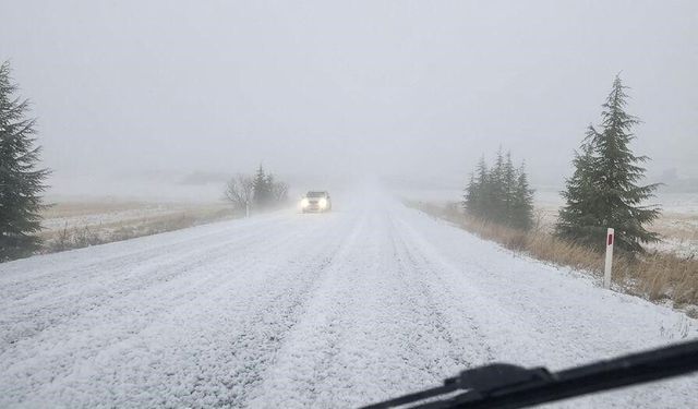 Haymana-Polatlı yolu dolu yağışı nedeniyle beyaza büründü