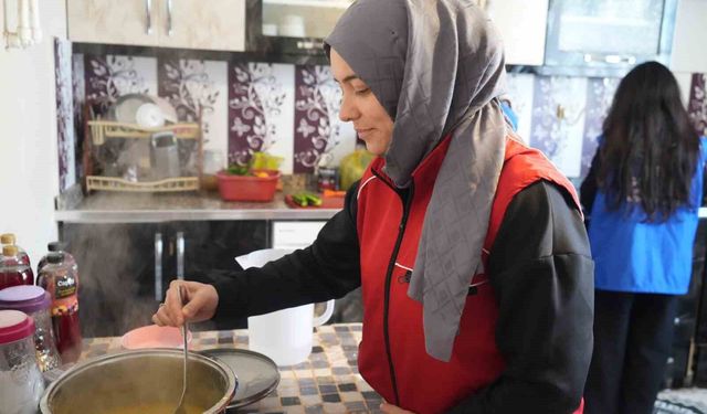 Iğdır'da gönüllüler Ramazan'da yetim ailelerle gönül sofrası kuruyor