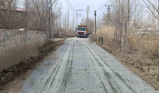 Iğdır'da köy yolunda onarım ve kumlama çalışması