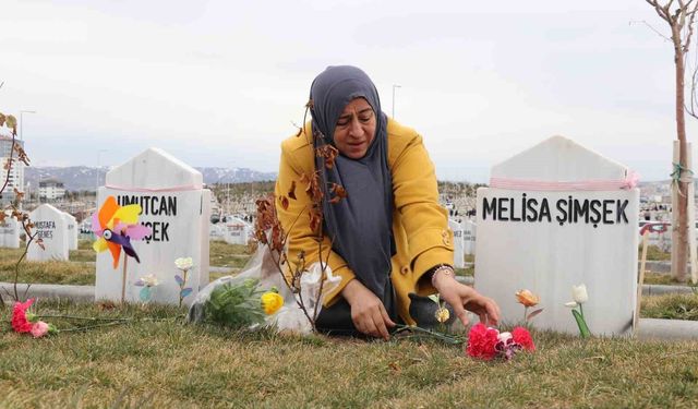 İki evladı vahşice öldürülen anne, bayram öncesi evlatlarının kabrini ziyaret etti