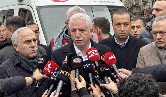 İstanbul Valisi Gül: '9 kişi göçük altında kaldı, 7 kişi hastaneye sevk edildi'