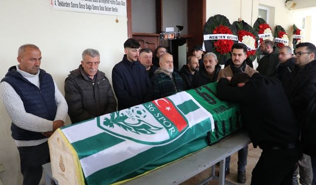 İstanbul'da silahlı saldırıda ölen genç futbolcu son yolculuğuna uğurlandı