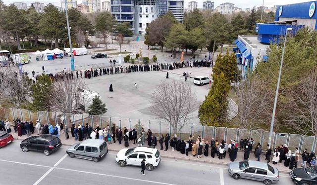 Kadir Gecesi'nde kutsal emanetler için uzun kuyruklar oluştu