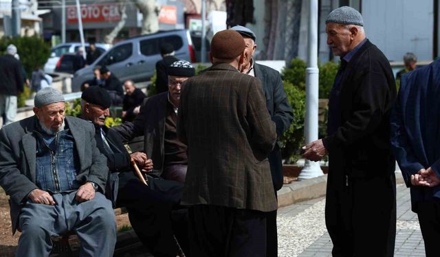 Kahramanmaraş'ta Ulu Cami Meydanı'nın müdavimleri