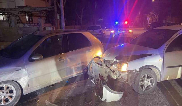 Karaman'da iki otomobilin çarpışması kameraya yansıdı: 1 yaralı