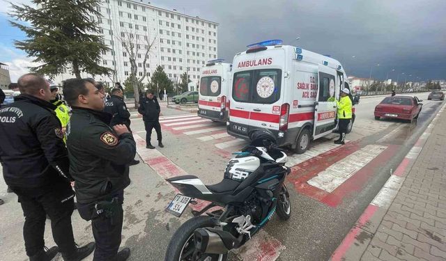 Karaman'da motosiklet otomobile çarptı: 1 yaralı