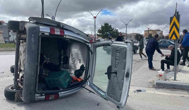 Karaman'da otomobille çarpışan hafif ticari aracın devrilmesi kameraya yansıdı: 2 yaralı