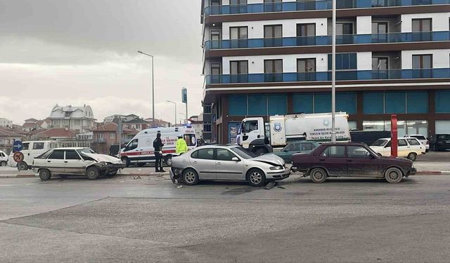 Karaman'da üç aracın karıştığı zincirleme kazada 1 kişi yaralandı