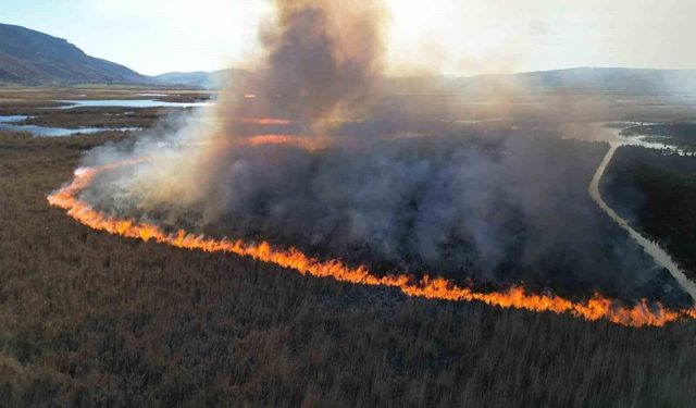 Karamık Gölü'ndeki sazlık alanlarda yangın
