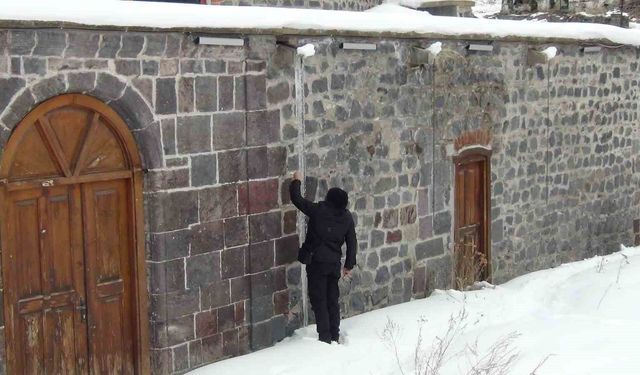 Kars eksi 15'i gördü: Çatılarda 3 metrelik buz sarkıtları oluştu