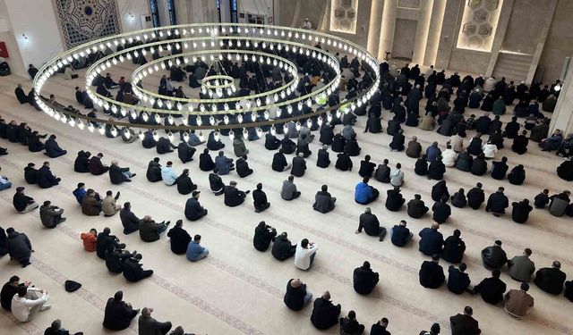 Kars'ta bayram namazında camiler doldu, taştı