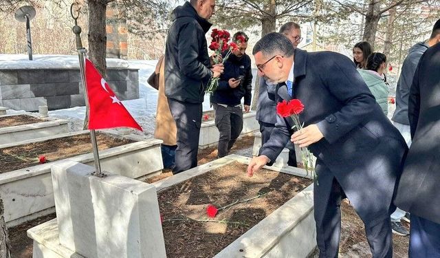 Kars'ta bayramda şehitliğe anlamlı ziyaret