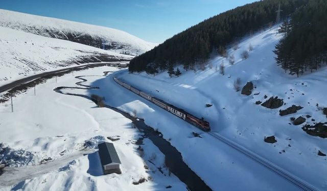 Kars'ta Doğu Ekspresi'ne yoğun ilgi: Vatandaşlar bayram tatili için masalsı yolculuğu tercih ediyor