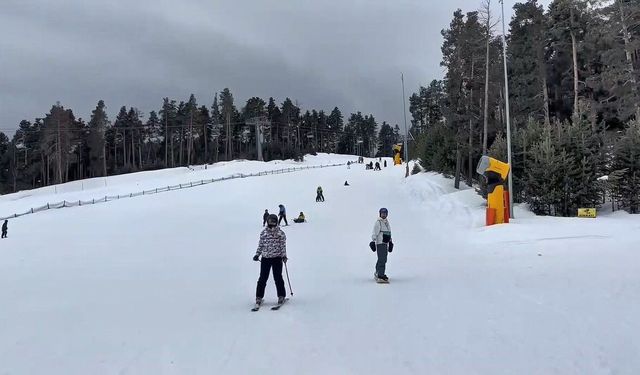 Kars'ta kayak merkezinde bayram yoğunluğu