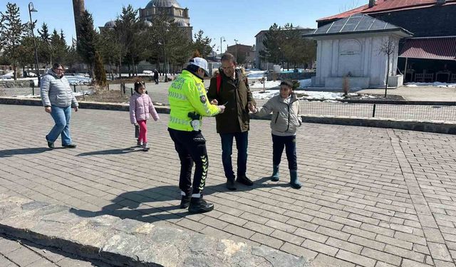 Kars'ta trafik güvenliği için bilgilendirme çalışması
