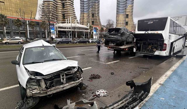 Kartal Sahili'nde zincirleme kaza: 1'i ağır 3 yaralı