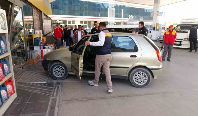 Kasiyerle tartışan sürücü aracıyla istasyona daldı