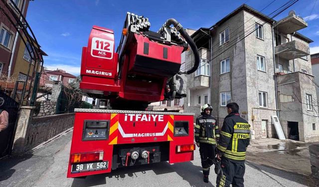 Kayseri'de ev yangını: 2 kişi dumandan etkilendi