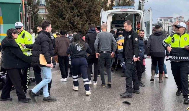 Kazada kamyonun altına sürüklenen motosikletteki 2 kişi yaralandı