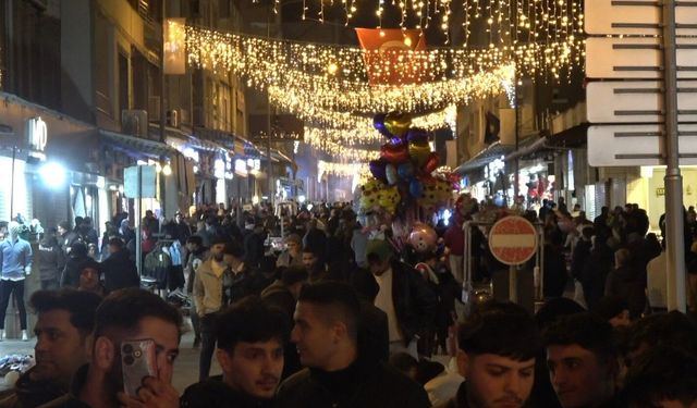 Kilis'te iftar sonrası Cumhuriyet Caddesi hareketlendi
