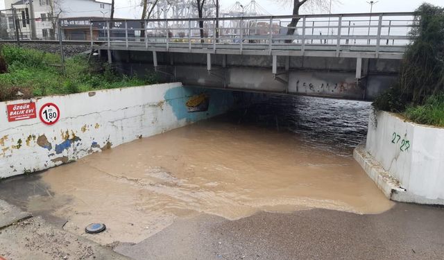 Kocaeli'de sağanak sebebiyle alt geçidi su bastı