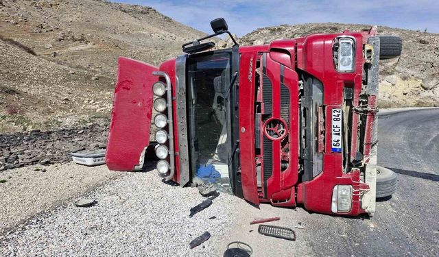 Kömür yüklü tır devrildi 1 kişi yaralandı