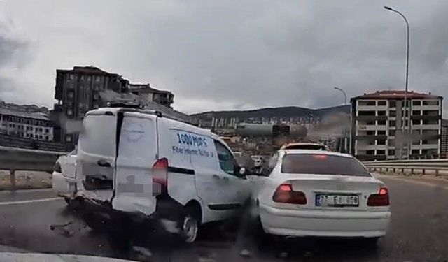 Kontrolden çıkan araç, önündeki 4 araca çarptı: O anlar kamerada