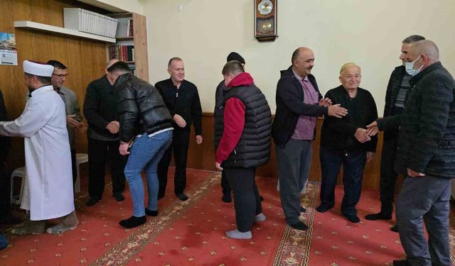 Küslerin barıştığı bayramlaşma halkası geleneği yaşatıldı