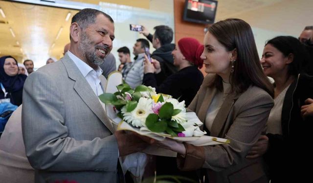 Mardin'de 'Aile Yılı' kapsamında umreden dönen çiftlere duygusal karşılama