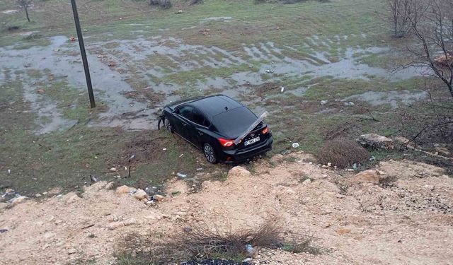 Mardin'de şarampole yuvarlanan otomobildeki 2 kişi yaralandı