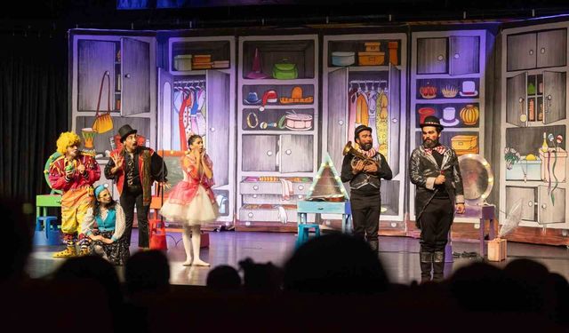 Mersin Şehir Tiyatrosu 'Dünya Tiyatro Günü'nü binlerce seyirciyle kutladı