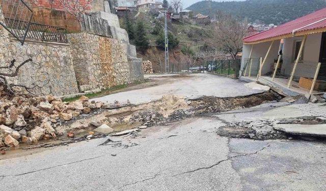 Mersin'de heyelan: Yol yarıldı, evler zarar gördü