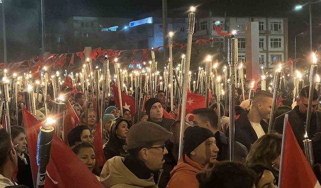Meşaleler Çanakkale şehitleri için yandı
