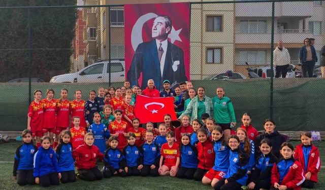 Milli Takımlar Kaleci Departmanı Koordinatörü Alper Boğuşlu Bilecik Kolej Spor Kulübünü ziyaret etti