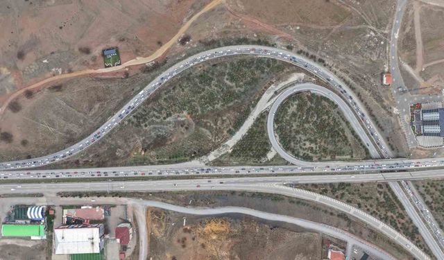 Milyonlarca öğrenci pazartesi ders başı yapacak, tatilciler dönüşe geçti: 43 ilin geçiş noktasında yoğun trafik