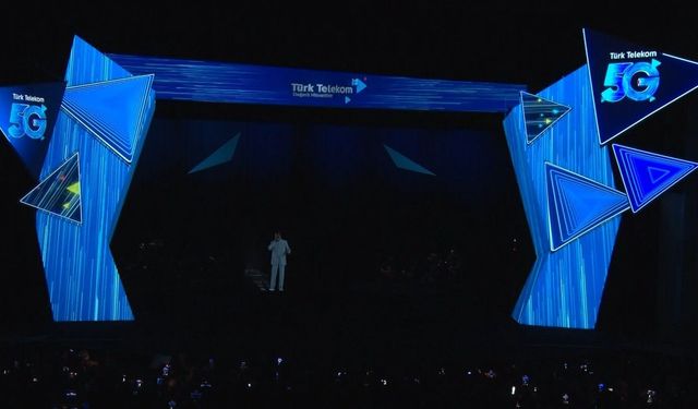 Müslüm Gürses'in hologramı, 5G teknolojisi sayesinde sanatçılarla düet yaptı