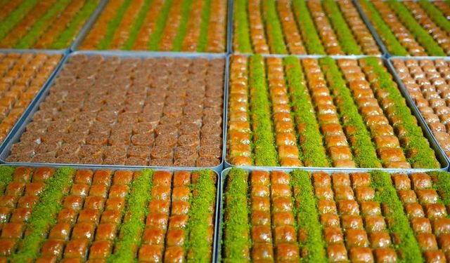 Muş'ta tatlıcıların yoğun bayram mesaisi